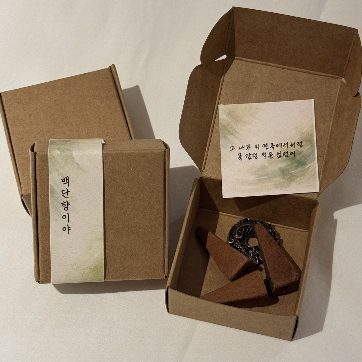 zevsuri's tweet image. 🕌타지마할의 근위병 페어막공 나눔🕌

1.근위병 싸인유니폼 키링 (참 랜덤)
2.타올과 파우치
3.엽서 3종 + 백단향 인센스콘

1/3 저녁공 1시간-30분전 타래로 장소 공지 예정입니다.
최대한 많은분들이 받았으면 해서 1-3번 각각 다른 위치에 비치하겠습니다☺️
많관부🫶