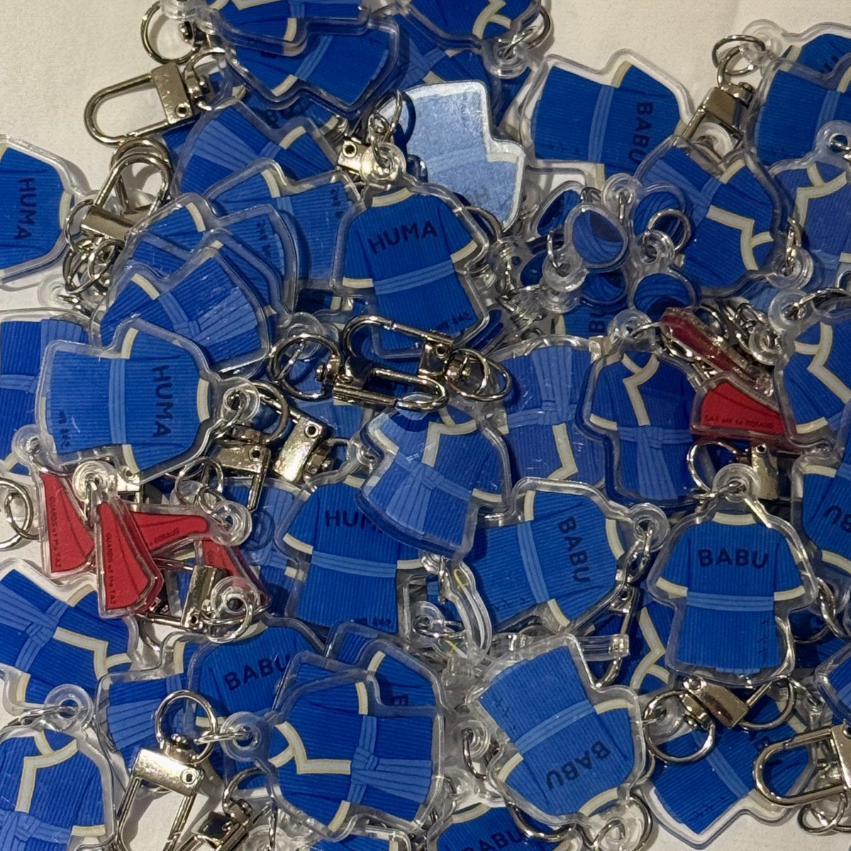 zevsuri's tweet image. 🕌타지마할의 근위병 페어막공 나눔🕌

1.근위병 싸인유니폼 키링 (참 랜덤)
2.타올과 파우치
3.엽서 3종 + 백단향 인센스콘

1/3 저녁공 1시간-30분전 타래로 장소 공지 예정입니다.
최대한 많은분들이 받았으면 해서 1-3번 각각 다른 위치에 비치하겠습니다☺️
많관부🫶