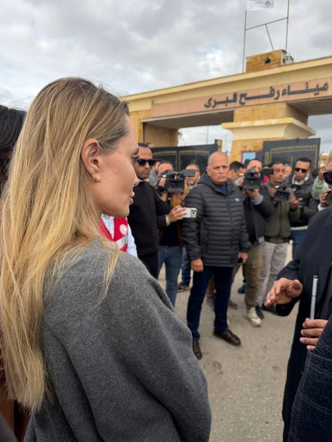 AlertesInfos's tweet image. 🇺🇸🇵🇸 FLASH | L’actrice Angelina Jolie s’est déplacée au poste-frontière de Rafah, côté égyptien, pour veiller à l’aide humanitaire envoyée aux Palestiniens.