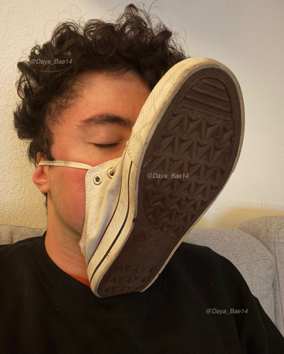 Daya_Bae14's tweet photo. My stinky shoes as a oxygen mask🔥 would you switch with him? 😝 I know you wanna sniff them too 😏
Next time I will make his GF sniff them 😫 https://t.co/BJsRAq9lnD