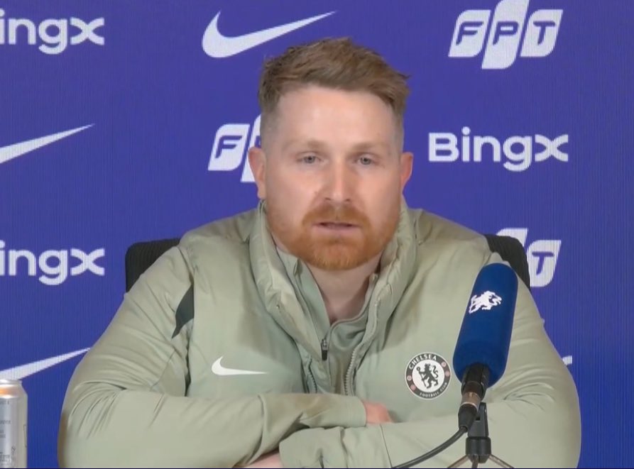 Pengganti sementara Enzo Maresca, Calum McFarlane terlihat sangat semangat dan excited menjelang laga melawan Manchester City