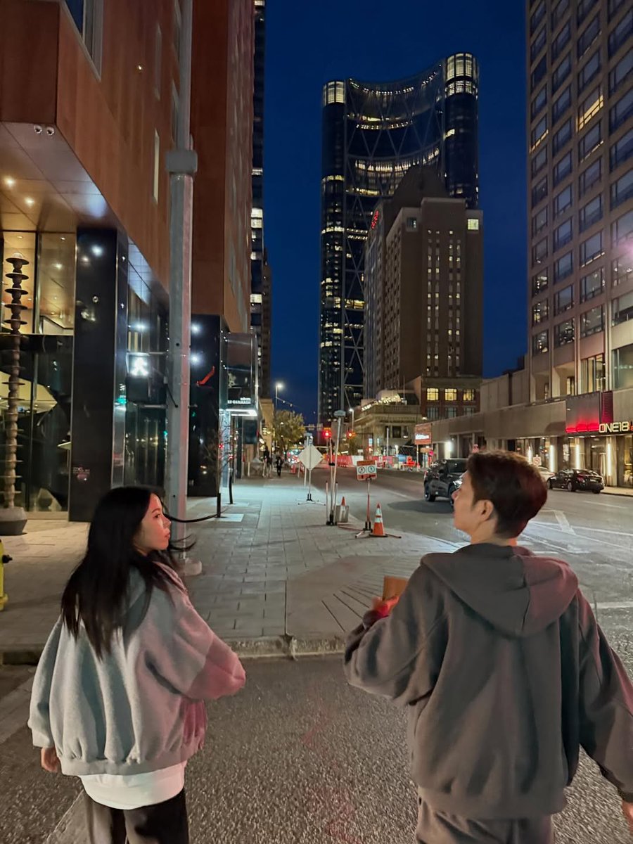 rinamii__'s tweet photo. These photos of Yong and Changsub are really giving 👩‍❤️‍👨 vibes 

🤭

#SOLAR #솔라 #ソラ #金容仙 
@RBW_MAMAMOO https://t.co/Cym6UNBA40
