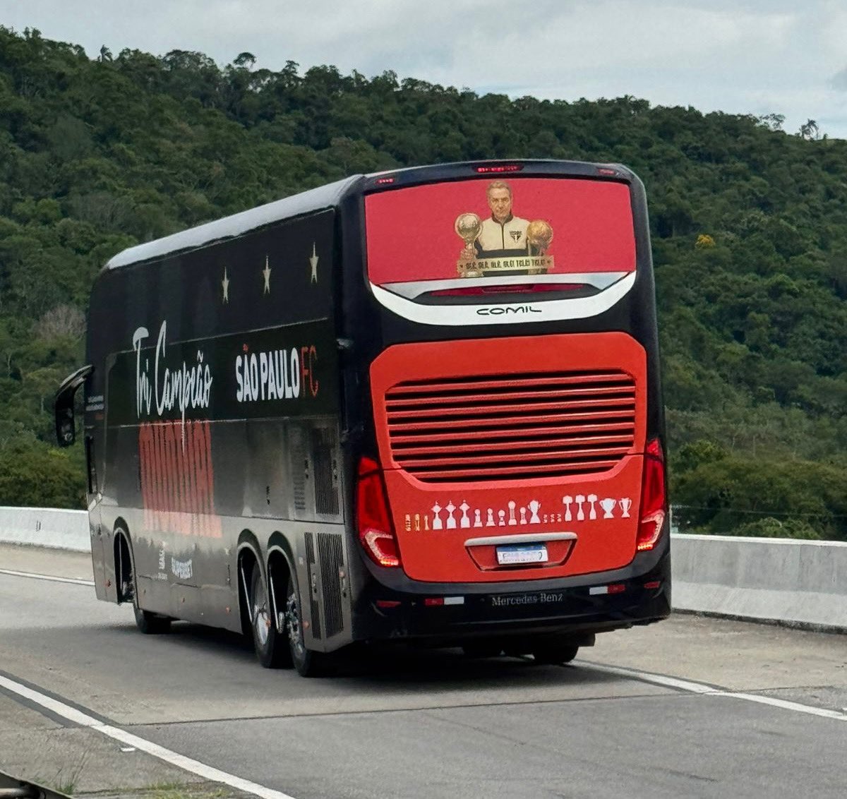 OGabrielSa's tweet image. Exclusivo: nova personalização do ônibus do São Paulo, que será utilizada na temporada de 2026. Uma homenagem ao tricampeonato mundial, carregando as imagens de ídolos do clube.