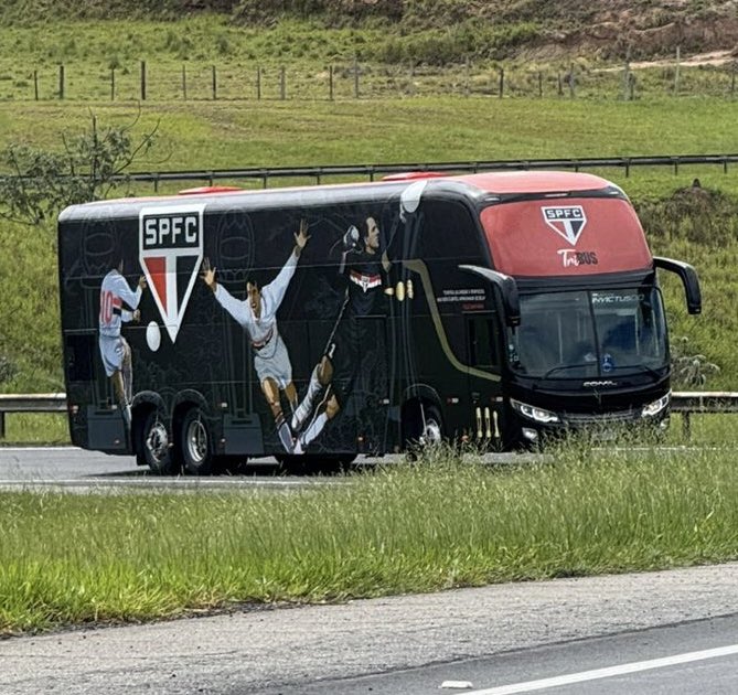 OGabrielSa's tweet image. Exclusivo: nova personalização do ônibus do São Paulo, que será utilizada na temporada de 2026. Uma homenagem ao tricampeonato mundial, carregando as imagens de ídolos do clube.