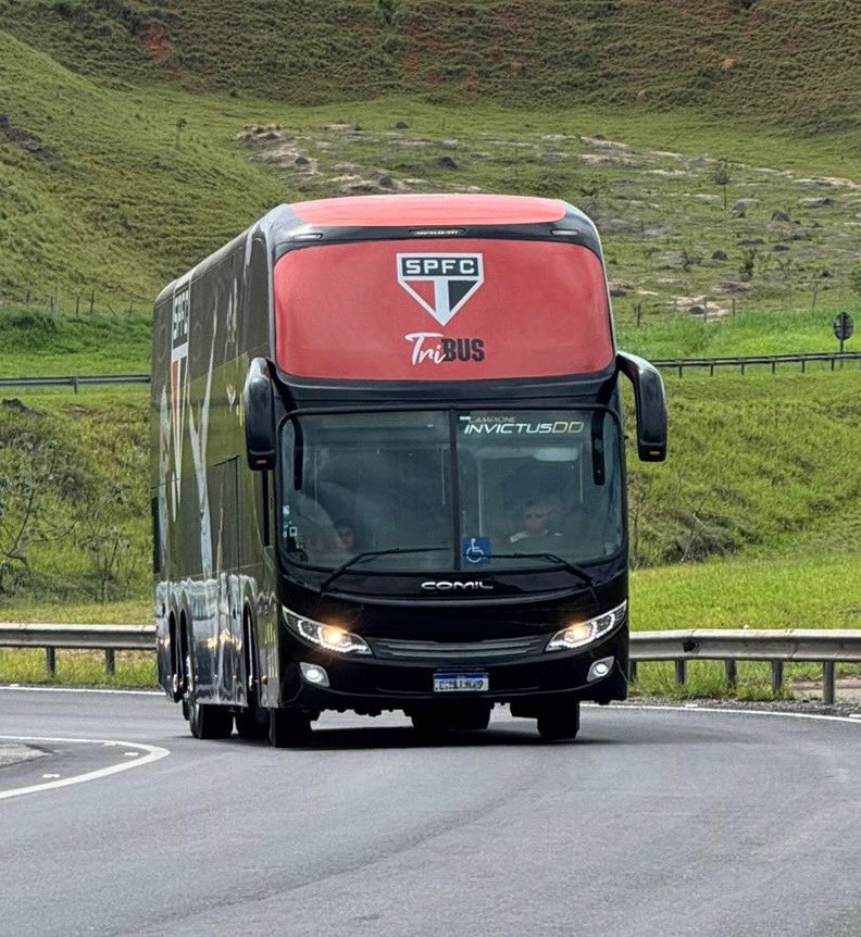 OGabrielSa's tweet image. Exclusivo: nova personalização do ônibus do São Paulo, que será utilizada na temporada de 2026. Uma homenagem ao tricampeonato mundial, carregando as imagens de ídolos do clube.