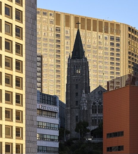 오늘의 장면

힐튼은 사라졌고 남산(타워)이 나타났다.

몇 년 후
더 높은 건물로 
다시 가려지겠지만...