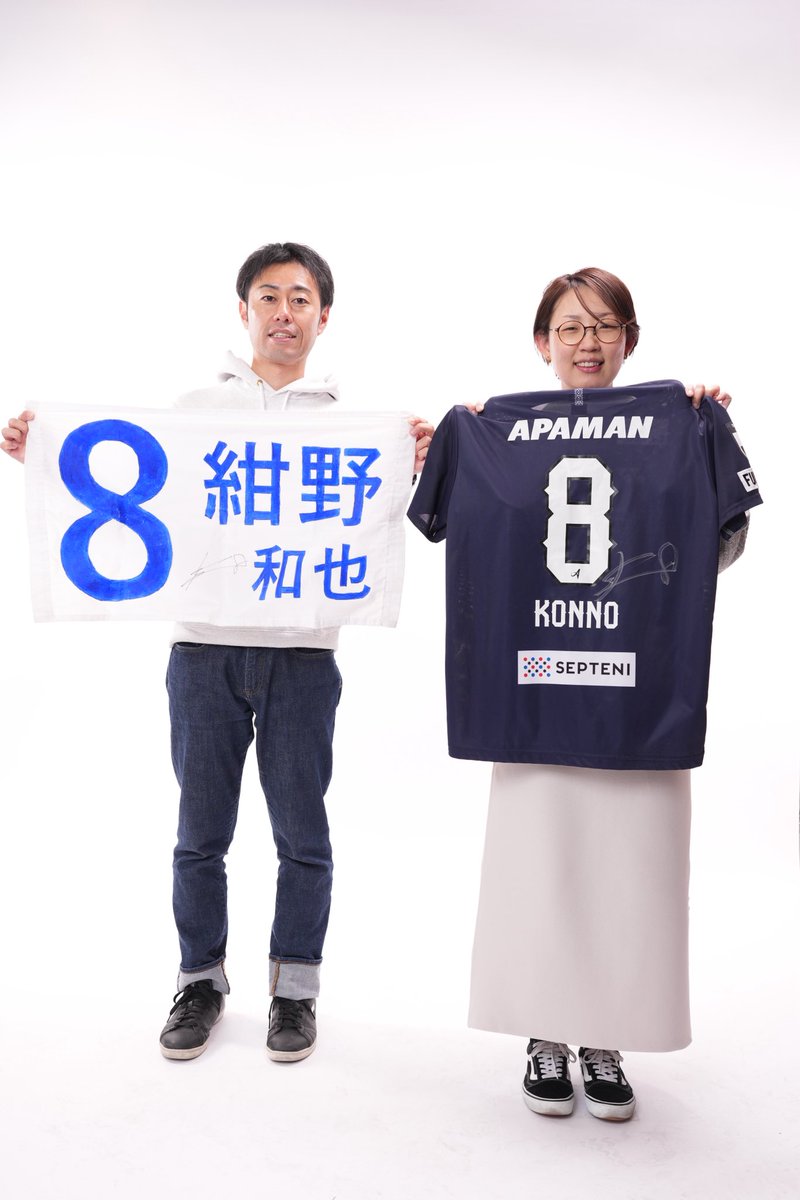 ikeikekeima's tweet photo. 本日はソニーストア福岡天神店さんにて、「初撮り2026」でプロのカメラマンさんにパシャリ📷撮ってもらいました🎍今年からユニは違いますが、変わらず紺ちゃんユニとゲーフラで。素敵な企画をありがとうございました！
#うちの自慢のスポンサー
#アビスパ福岡
#SonyStore_Fuku https://t.co/x0kFEKP1sn