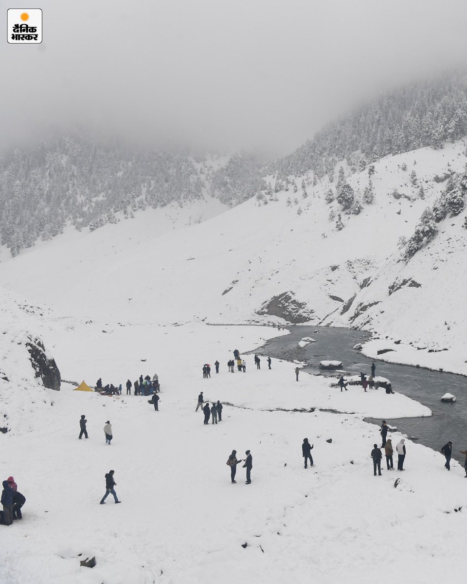 DainikBhaskar's tweet image. जम्मू-कश्मीर के सोनमर्ग, पहलगाम और गुलमर्ग ने बर्फबारी जारी है। कश्मीर घाटी को जम्मू क्षेत्र से जोड़ने वाली मुगल रोड और सिंथन टॉप रोड को वाहनों की आवाजाही के लिए बंद कर दिया गया है।

पढ़िए पूरी खबर-
dainik.bhaskar.com/d4vkwkVMAZb

#jammukashmir #sonmarg #pahalgam #gulmarg #kashmirvalley