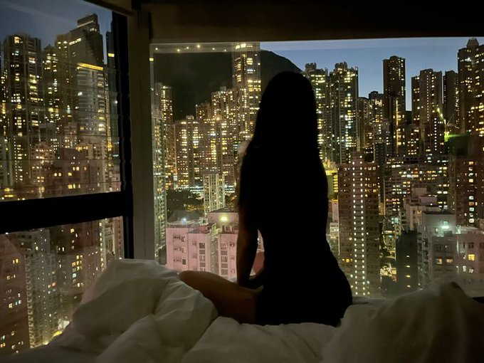 How to fvck on the first date:

1. Show up 5 minutes late