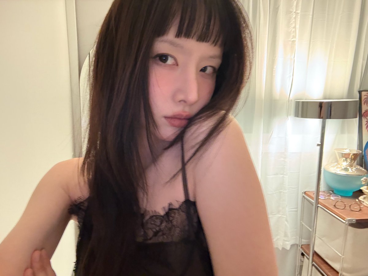 pickupseola's tweet photo. Is this legal? 🥵🫨😱

#seola #설아 https://t.co/3svTfpFjII