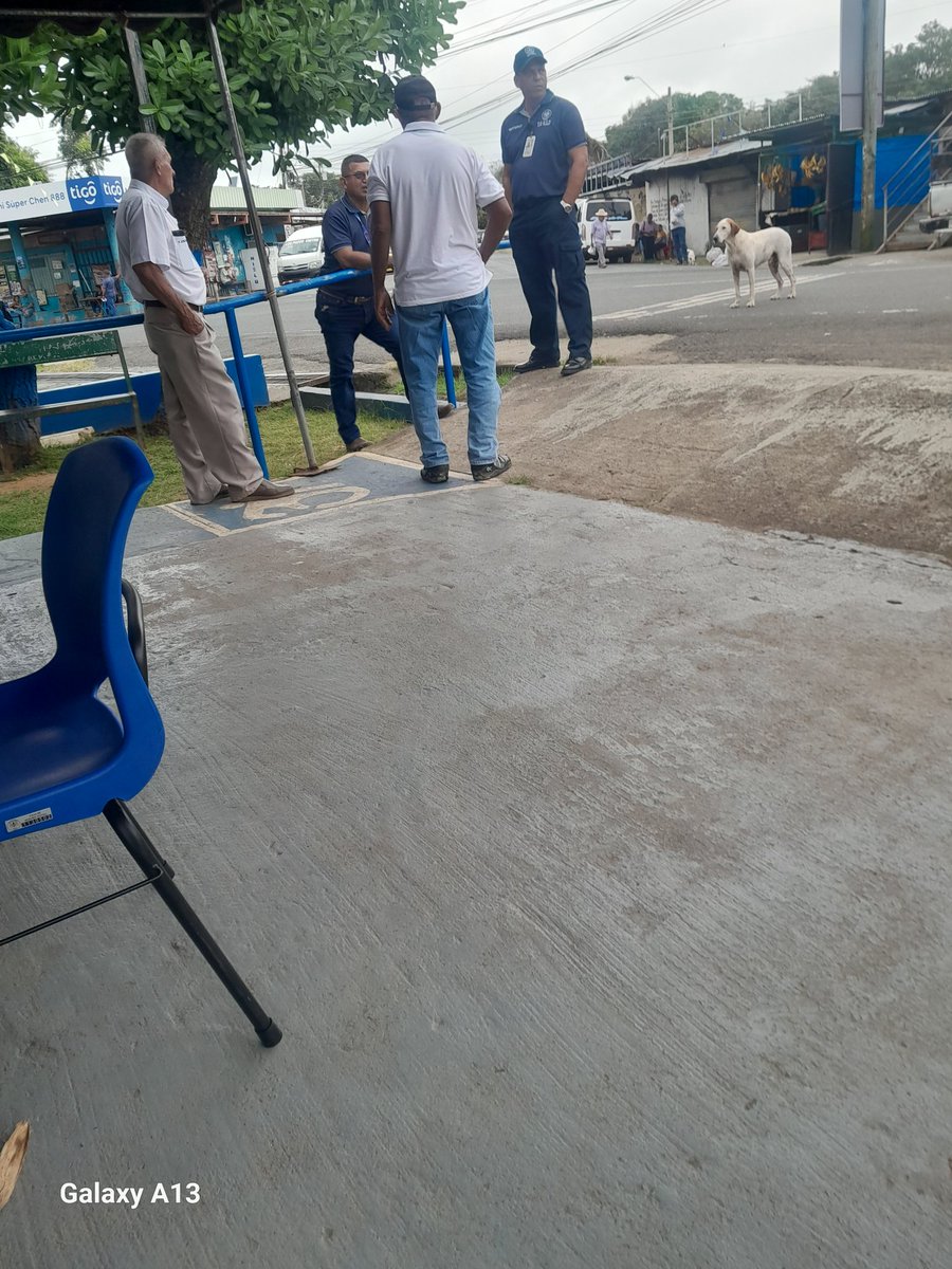 Cuatro funcionarios de la caja de seguro social en Los Pozos de Herrera. Cuál serán sus funciones ? Analizando bien,  se podría nombrar a uno o dos médicos en cualquier lugar del país que necesiten estos servidores de salud.