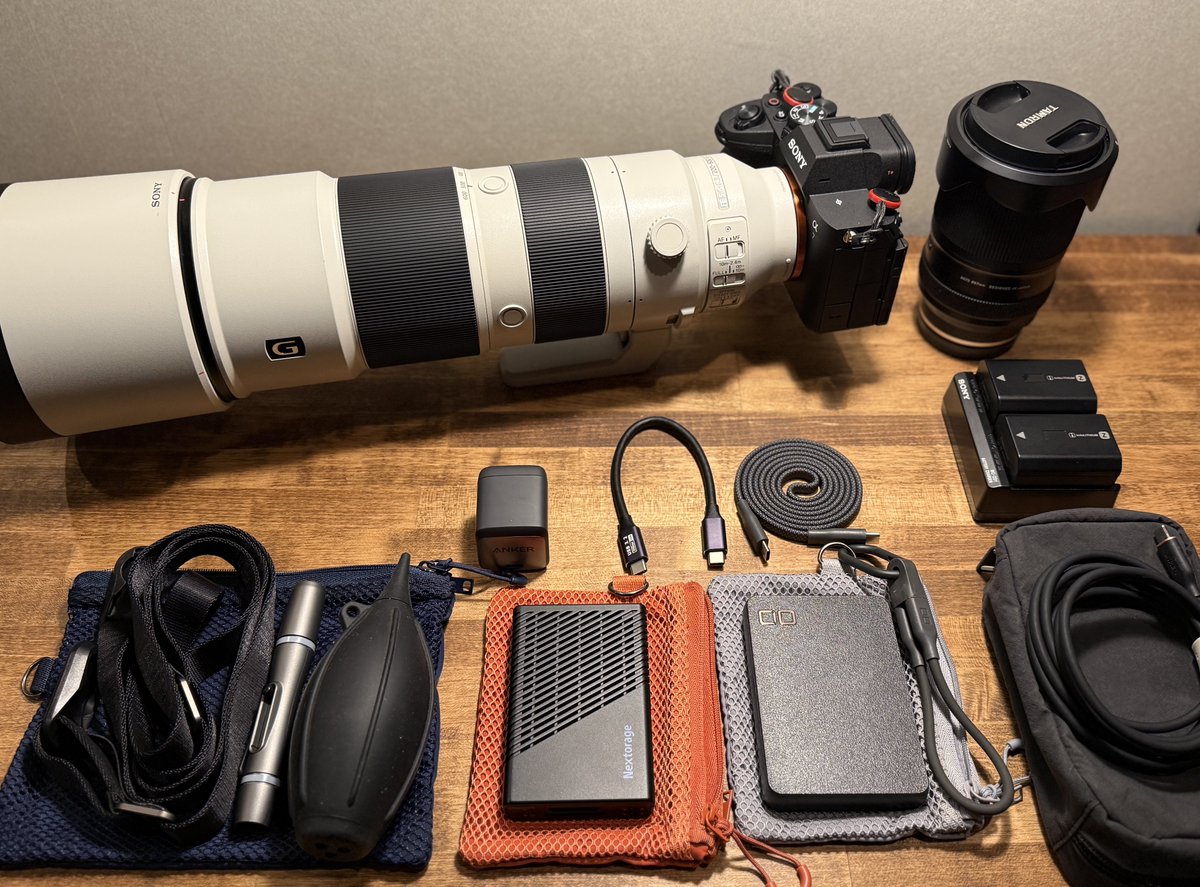 カメラ機材だけでこんないっぱい😳
1日にビッグマッチ2興行なんて初めてだから、とにかくバッテリー多め+予備にPD対応モバイルバッテリーと、写真データ高速吸い出し用にCFexpressリーダーも持ってく！