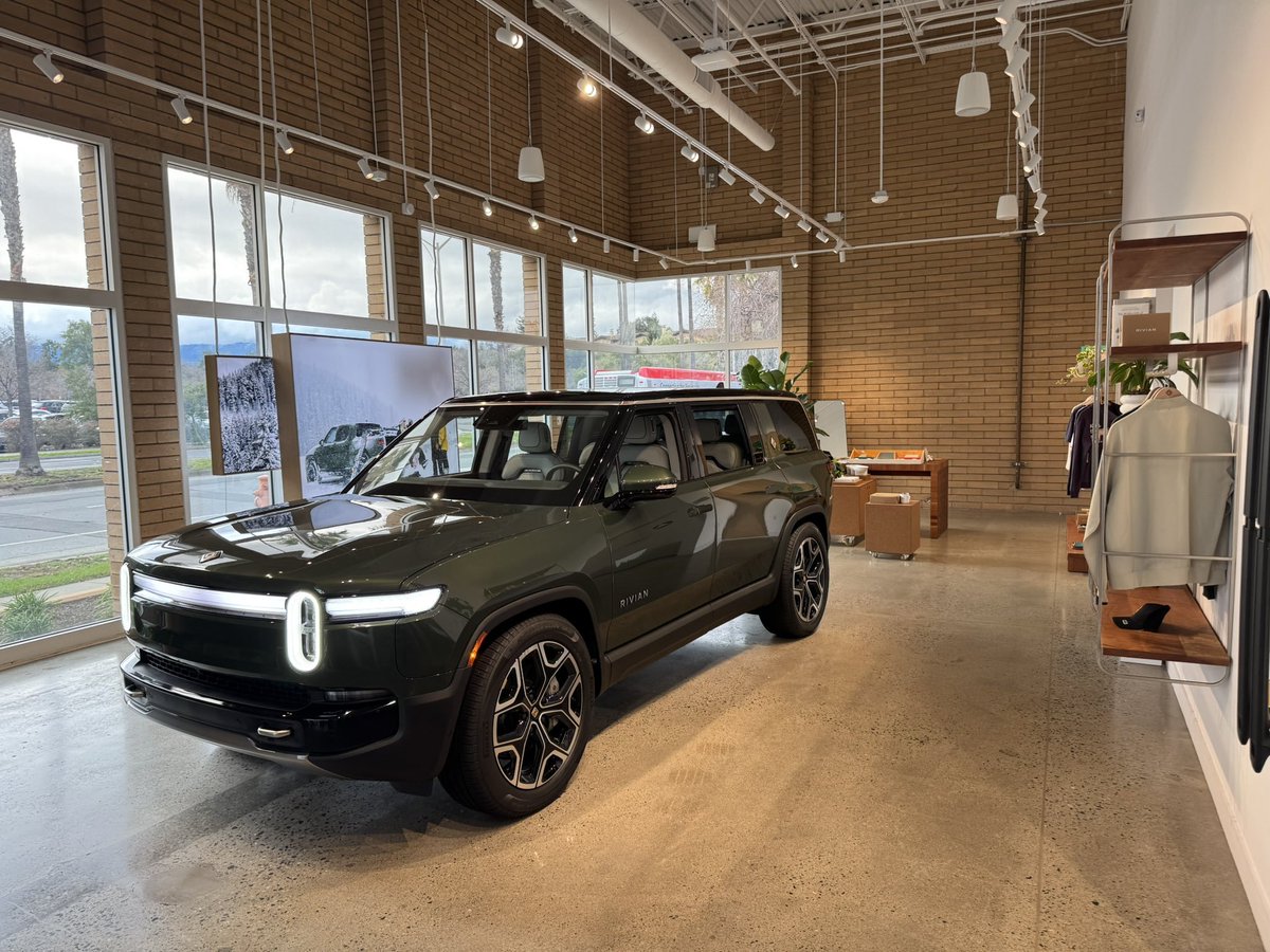 🔵MARKETEVANS: Rivian consegna 9.745 veicoli nel quarto trimestre e 42.247 nel 2025