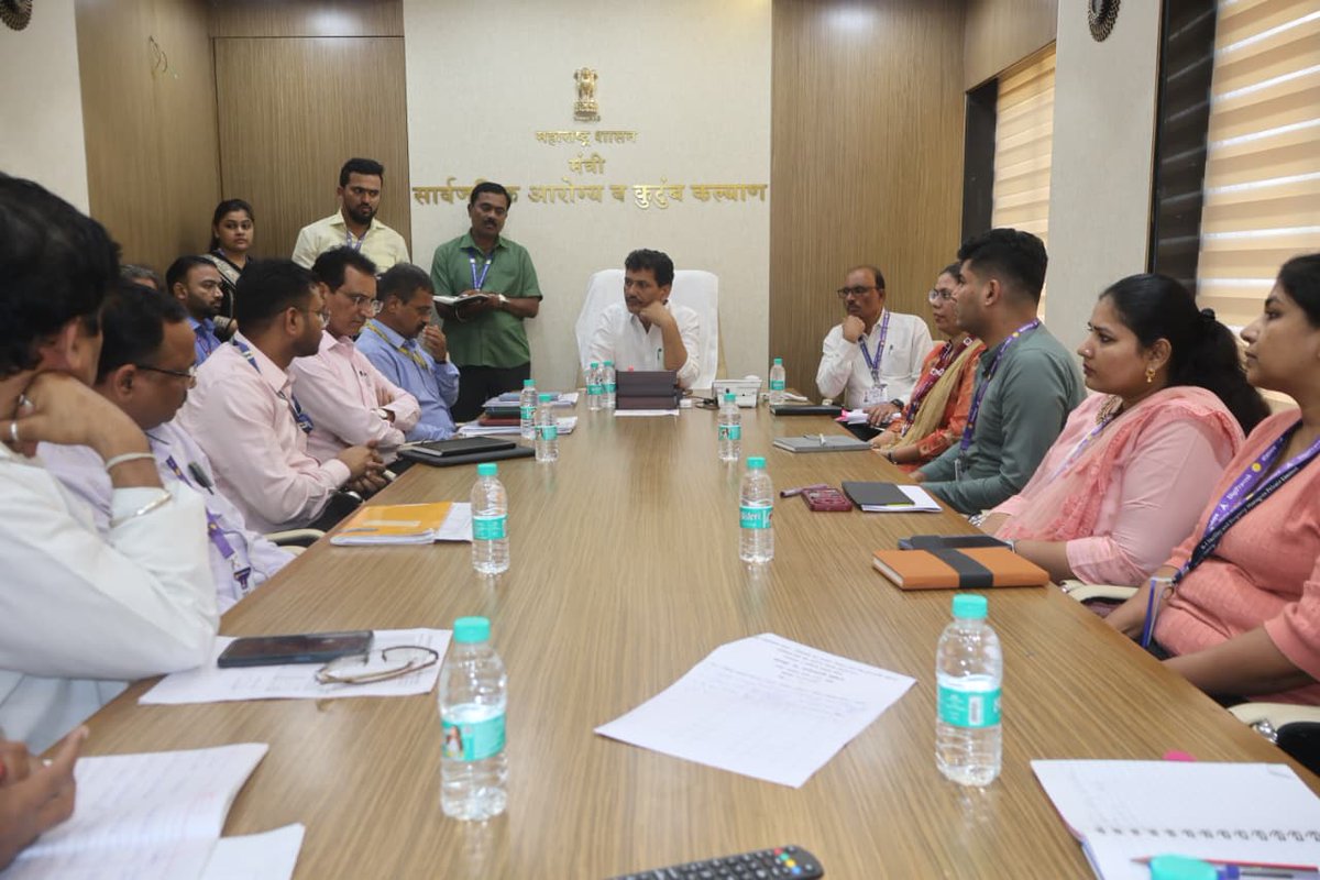 राज्यातील प्रत्येक गरजू रुग्णाला शासकीय #आरोग्य योजनांतून विनासायास, मोफत आणि प्रभावी उपचार मिळालेच पाहिजेत. प्रधानमंत्री जनआरोग्य योजना आणि महात्मा ज्योतिराव फुले जनआरोग्य योजनेअंतर्गत अंगीकृत असलेल्या कोणत्याही खासगी अथवा शासकीय रुग्णालयाने कोणत्याही कारणास्तव रुग्णाला उपचार