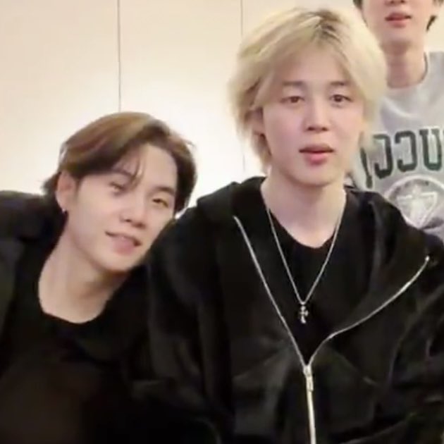 YinaKim's tweet photo. They look very similar to each other.
#yoonmin #Jimin #SUGA https://t.co/yEwCUMTCPU