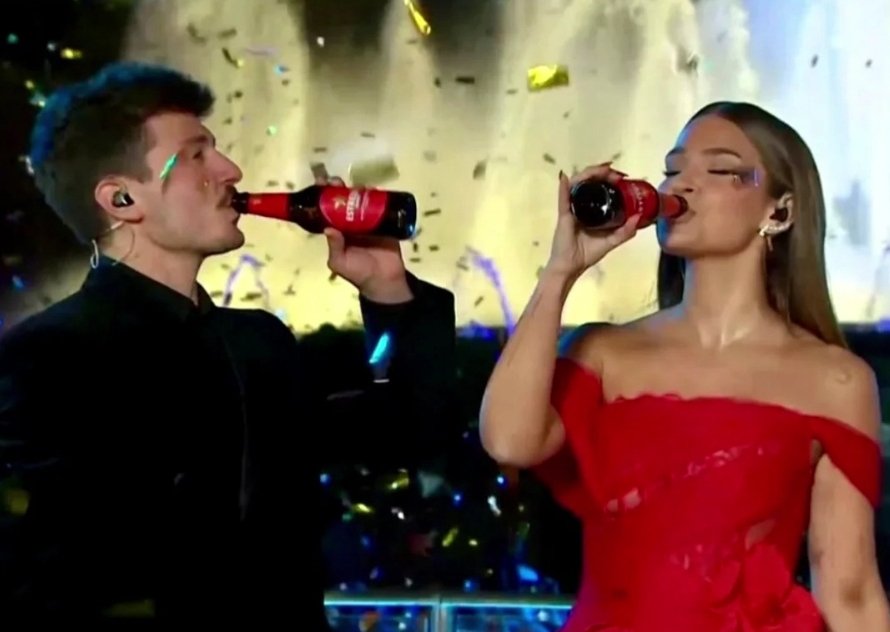 quadern_tactil's tweet image. Suposo que aquest tuit no farà soroll, però que a les campanades de la nostra TV pública es brindi amb cervesa és una irresponsabilitat. Els pagesos, enòlegs i elaboradors que han situat els vins escumosos catalans a la primera divisió mundial mereixen, sens dubte, més respecte.