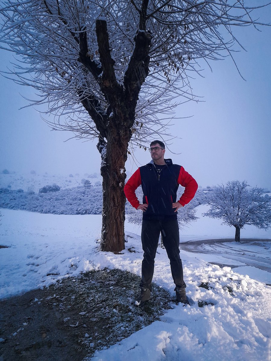 En esta fortaleza de soledad y nieve, la calma y la reflexión se convierten en mi poder: firme, consciente y resistente ante todo.