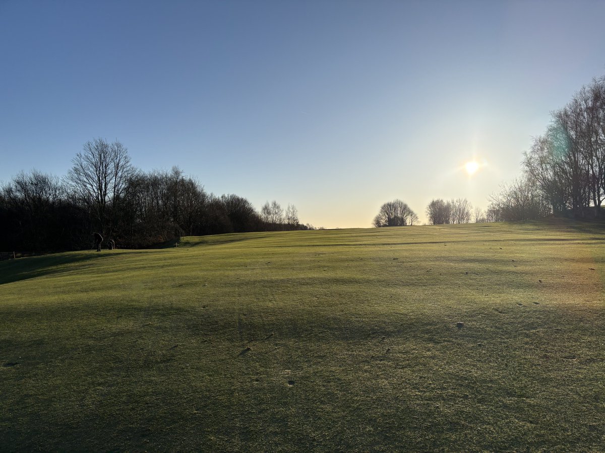 Hulmey75's tweet image. Nice to get out in the fresh air this morning and get the first knock of the year @ParkHeaton #wintergolf #fore ⛳️