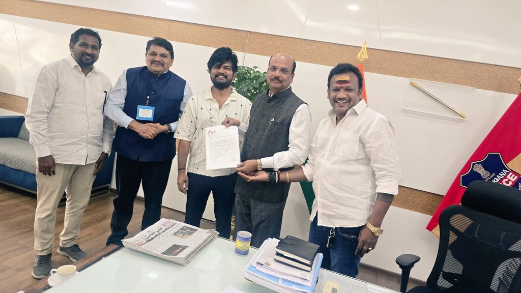 Akreddystar's tweet photo. AK Talkies star premier cricket league invitation Telangana state #DGP #shivadhar Reddy and Telangana state #additional DGP #Mahesh Bhagwat and star premier cricket league organiser banthi #Akhil Reddystar and #National #Congress party senior leader #RohinReddy https://t.co/n4uuiF1tem
