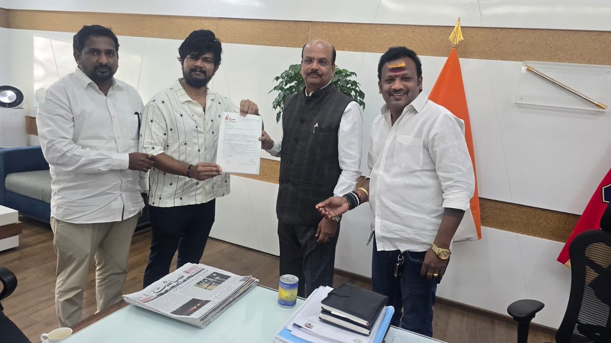 Akreddystar's tweet photo. AK Talkies star premier cricket league invitation Telangana state #DGP #shivadhar Reddy and Telangana state #additional DGP #Mahesh Bhagwat and star premier cricket league organiser banthi #Akhil Reddystar and #National #Congress party senior leader #RohinReddy https://t.co/n4uuiF1tem