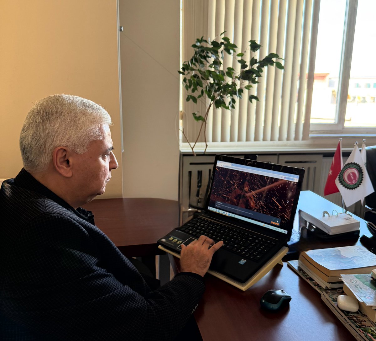 ALEVLERİN İÇİNDEKİ DESTANA ”VEFA OYU”
Öz Orman İş Sendikası Genel Başkanı Settar Aslan, Anadolu Ajansı tarafından düzenlenen “Yılın Kareleri” oylamasında, yangınla mücadele eden orman işçisinin yer aldığı fotoğrafa oy verdi. yavuzbaskan.com/?p=8348