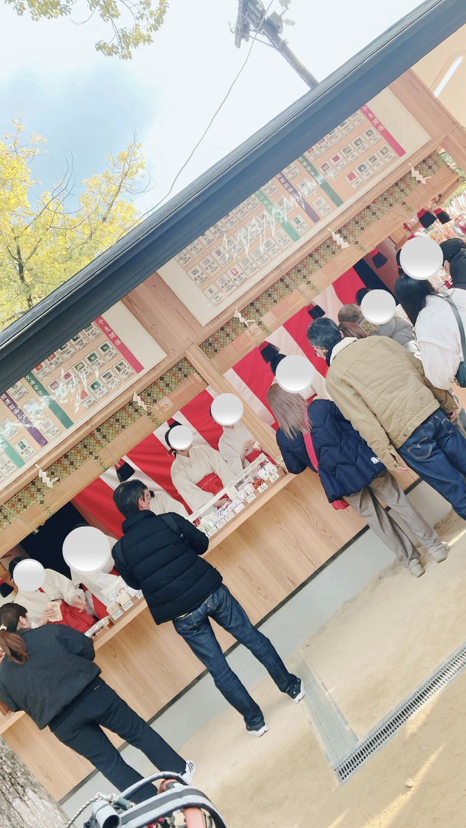 lemonbirdjp's tweet photo. 神戸駅から鳥歩3分 湊川神社で初詣をさせて頂き今年も皆さまがいろどり豊かな毎日を送られますようにとお願いさせて頂きました。新年お茶始めはルピシアさんの九州産釜炒り緑茶。思わず笑みがこぼれる新春にぴったりの緑茶でした。Lemon Birdさんはおせちの着ぐるみを着てご機嫌のご様子でした。 https://t.co/OETAFT4uC0