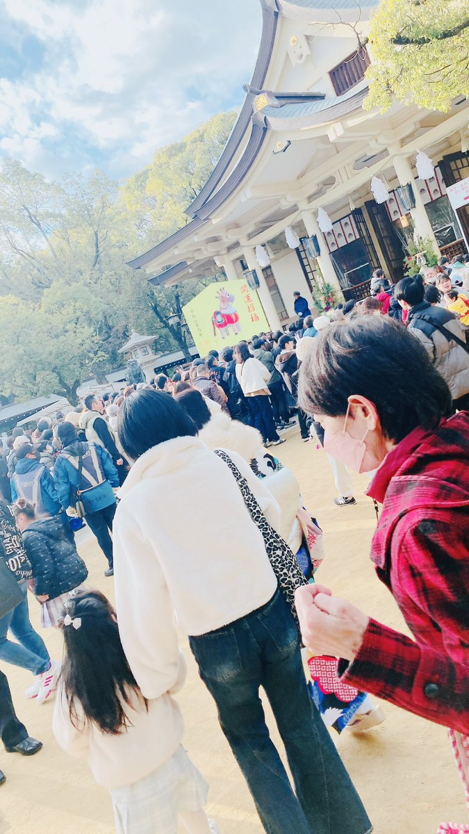 lemonbirdjp's tweet photo. 神戸駅から鳥歩3分 湊川神社で初詣をさせて頂き今年も皆さまがいろどり豊かな毎日を送られますようにとお願いさせて頂きました。新年お茶始めはルピシアさんの九州産釜炒り緑茶。思わず笑みがこぼれる新春にぴったりの緑茶でした。Lemon Birdさんはおせちの着ぐるみを着てご機嫌のご様子でした。 https://t.co/OETAFT4uC0