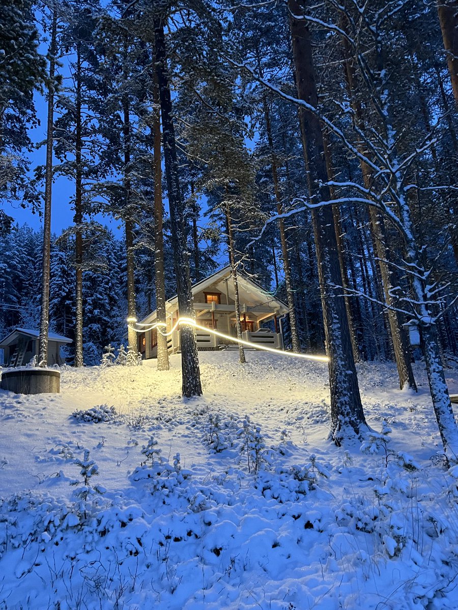 Mökillä sininen hetki. Mukava hiihdellä rantoja pitkin. Pakkasta -11 raatia