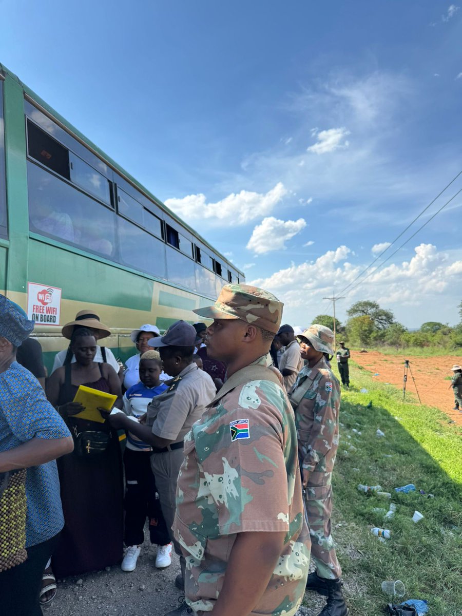 TheBMA_SA's tweet photo. Joint operation between Port stakeholders. @SANDF_ZA @SAPoliceService @sarstax and @TheBMA_SA
#SABORDER
#Immigration
#operationhitivise
#SECUREBORDER
#BMA https://t.co/6CtpqGJd3x