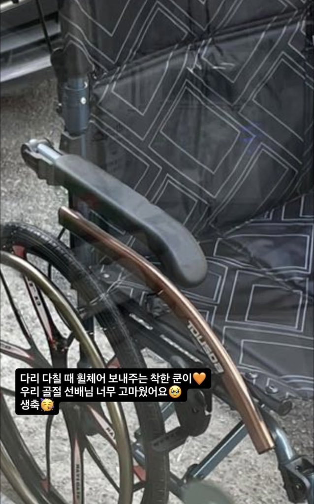 Kandyuno0403's tweet photo. 260102 A Prism A&amp;R staff shared that when she hurt her leg, Kun kindly gifted her a wheelchair🥺 She called him “bone fracture sunbae” and thanked him 

#wayv #kun https://t.co/8f6bZg3Wnc