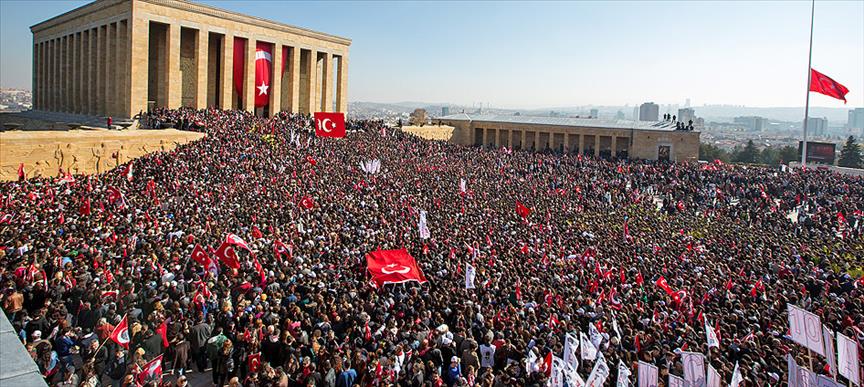 🔴 2025 yılı içerisinde Anıtkabir’i 8 milyon 242 bin 170 kişi ziyaret etti.

İnsanları düşünmekten alıkoyan bu putlaştırılmış ziyaret kültürü, kitleleri uyutmanın ve milyonları İslam’dan koparmanın en etkili araçlarından biri hâline getirilmiştir.