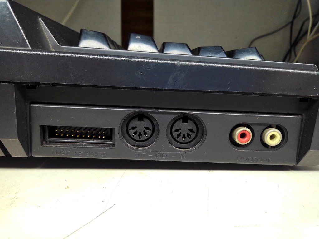 toshitada1973's tweet image. 数あるMSXの中でも、ヤマハの各機のデザインは特に素晴らしいと思うのです。単に好みなんだけど。YIS503Ⅱの底面に足が付いているのに、今日初めて気付いたよ…#MSX #YIS503II