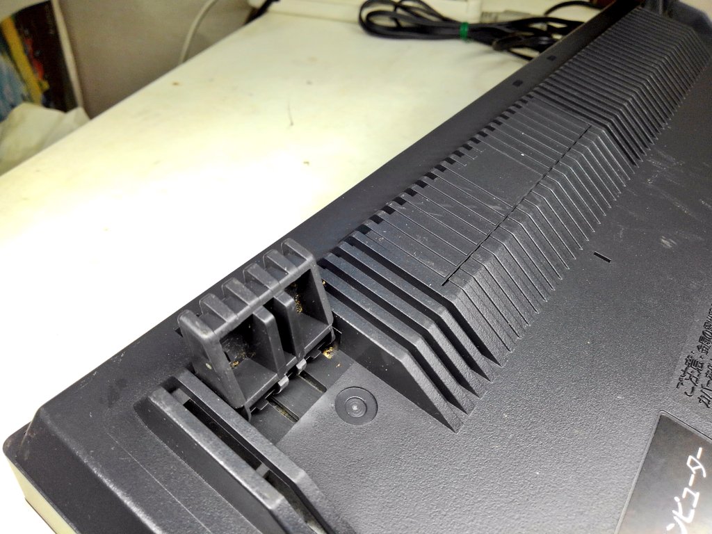 toshitada1973's tweet image. 数あるMSXの中でも、ヤマハの各機のデザインは特に素晴らしいと思うのです。単に好みなんだけど。YIS503Ⅱの底面に足が付いているのに、今日初めて気付いたよ…#MSX #YIS503II