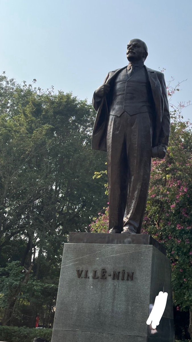いつか後輩が旅先から送ってきてくれたベトナムのレーニン像の写真を