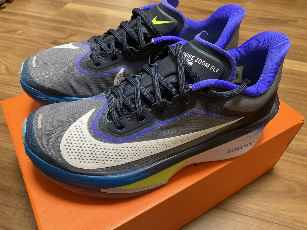 philosultant's tweet photo. 次はそろそろ自分初のASICS、今型落ちで安くなってるMAGIC SPEED4かなって密かに狙ってたんだけど、ZOOM FLY6がまさかの8,990円で売っているという衝撃！
衝動買いではないけど、これもやっぱり興味あったからこっちにしてみた！
レースデビューは当分先だろうけど、今から楽しみ！

#zoomfly6 #サブ4 https://t.co/dYcavGoWzW