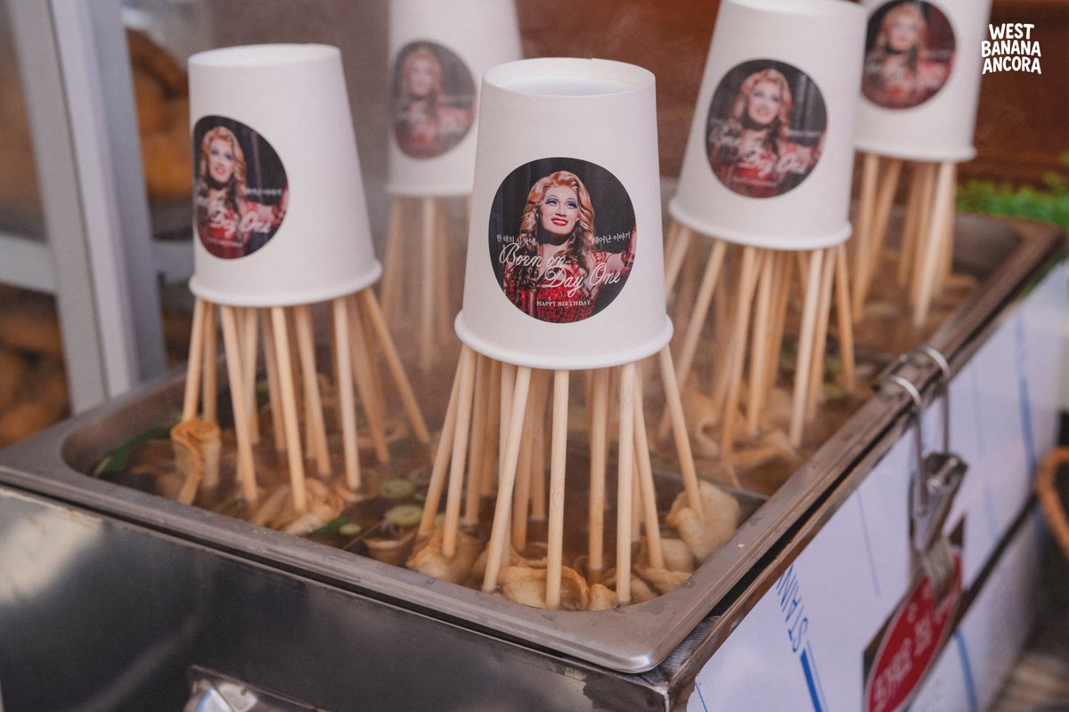 altrogiorno's tweet image. 👠 𝐌𝐮𝐬𝐢𝐜𝐚𝐥 𝐊𝐈𝐍𝐊𝐘 𝐁𝐎𝐎𝐓𝐒
뮤지컬 킹키부츠 커피차 서포트 𝒇𝒐𝒓 #서경수

“한 해의 시작에 태어난 이야기.”

𝐰𝐢𝐭𝐡 웨스트, 바나나

#서경수 배우님의 생일을 축하하며 커피차 서포트를 진행했습니다. 올 한 해도 눈부시게 빛날 배우님의 모든 이야기들을 응원할게요!