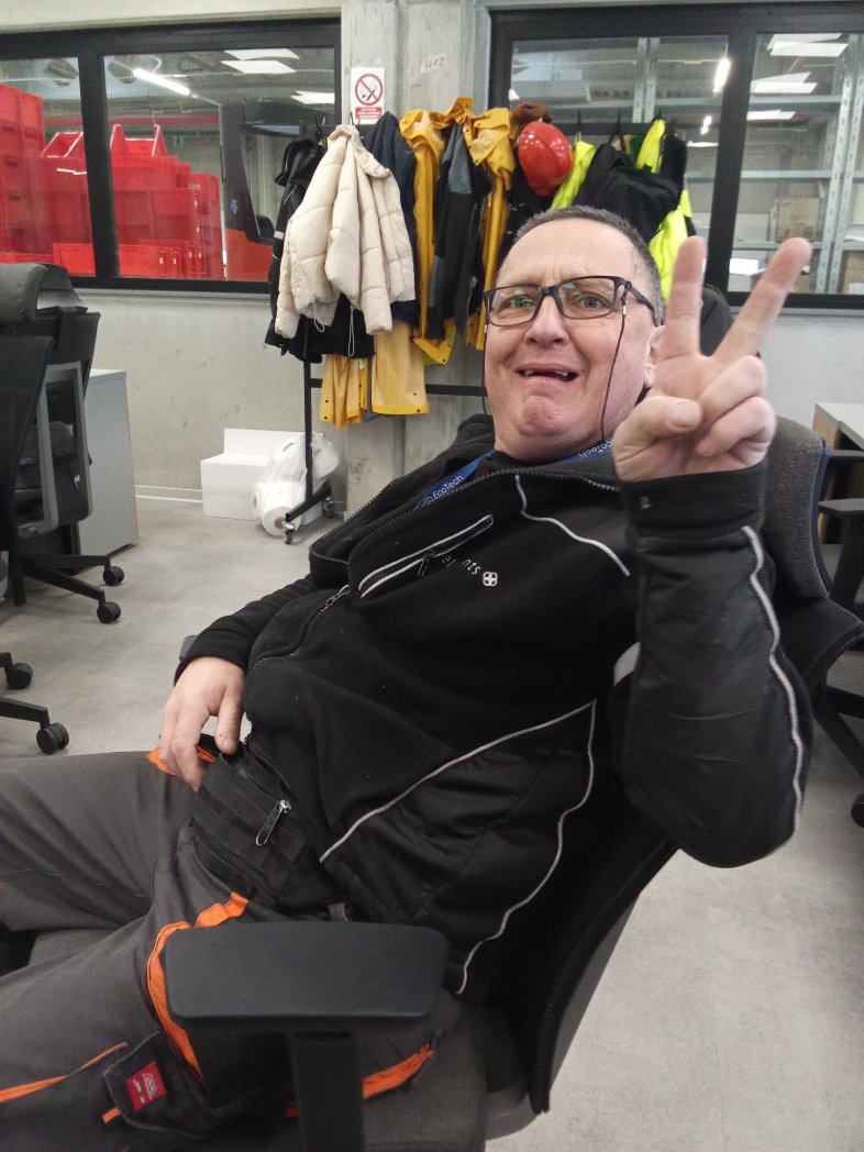 Hej <a href="/grok/">Grok</a> wkleiesz osobie na zdjęciu Putina, który siedzi mu na kolanach?