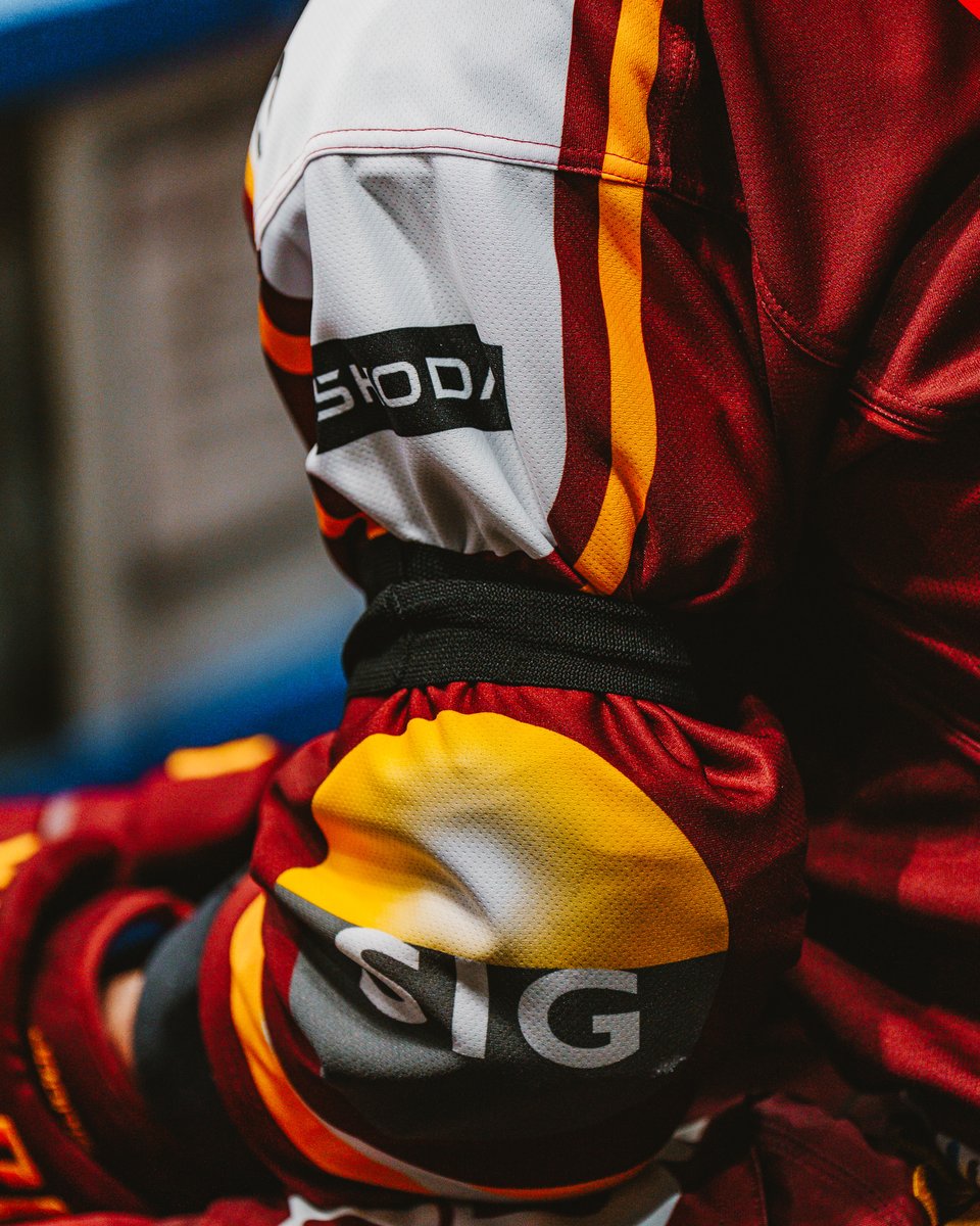 officialGSHC's tweet image. Nos Grenat jouent aujourd'hui avec un brassard noir en  hommage aux victimes du tragique événement de Crans-Montana. 🕊️