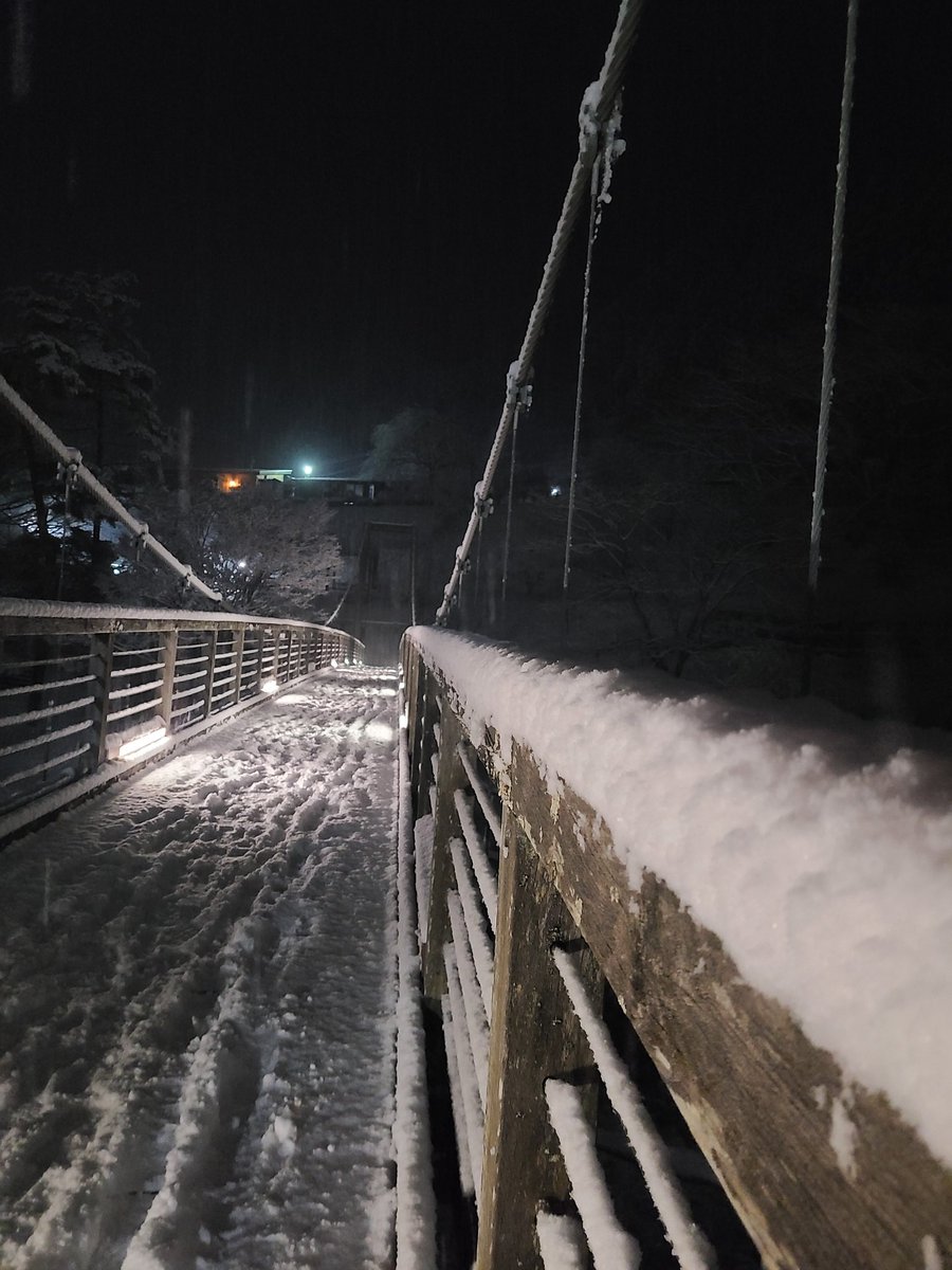 nomekoi_yu's tweet photo. 遅くなりましたが18時、#のめこい湯 周辺、国道411号の様子です。
現在、雪は止みましたが、気温は現在−3度。路面は凍結すると思われます。冬用タイヤでも危険です。運転はくれぐれもお気をつけください。 https://t.co/LZfzamqpmI