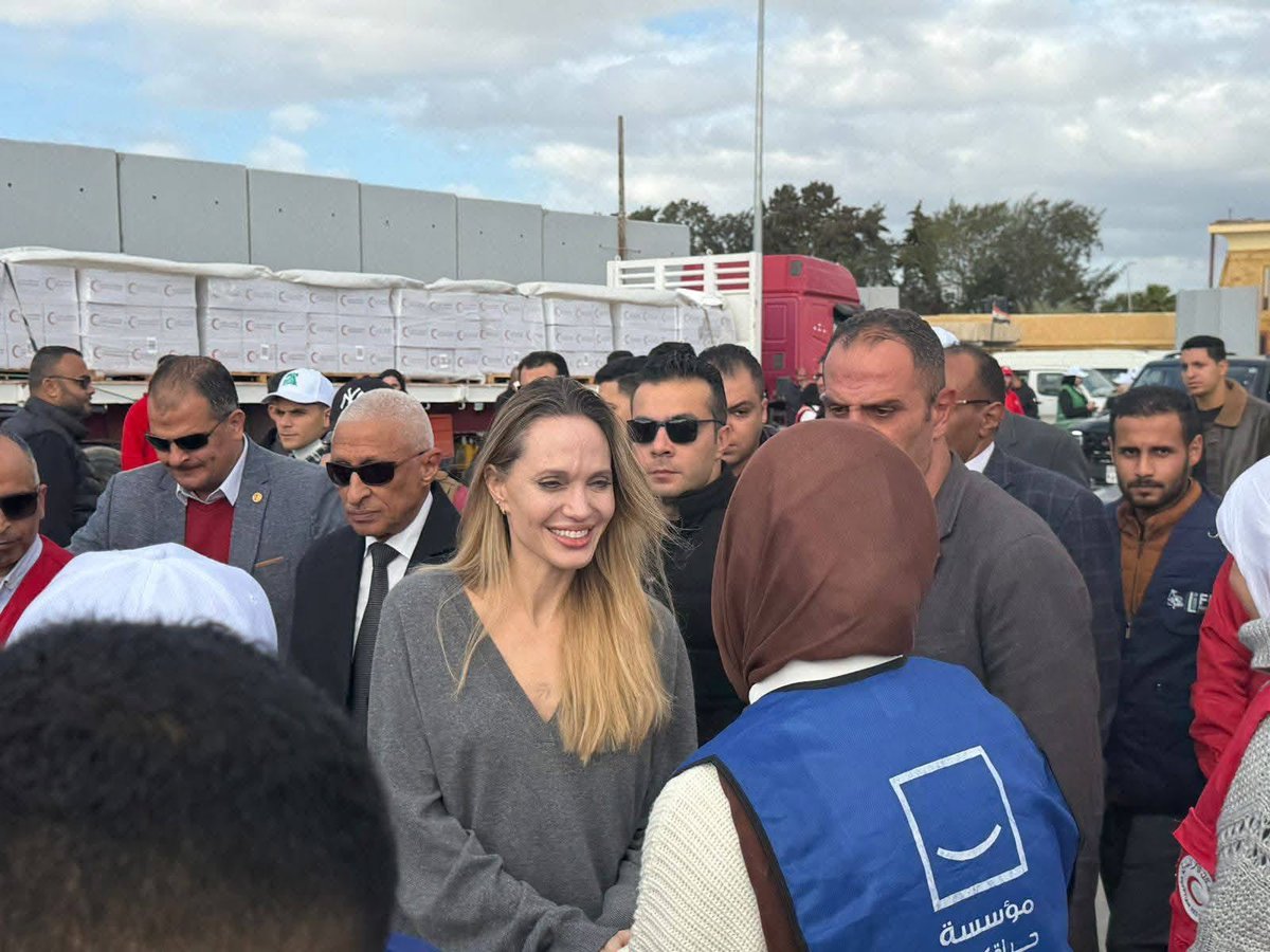 AletihadEn's tweet image. Angelina Jolie visits Egyptian side of #Rafah crossing to #Gaza 

Read more: link.aletihad.ae/JRdI 

#AletihadNewsCenter @Refugees