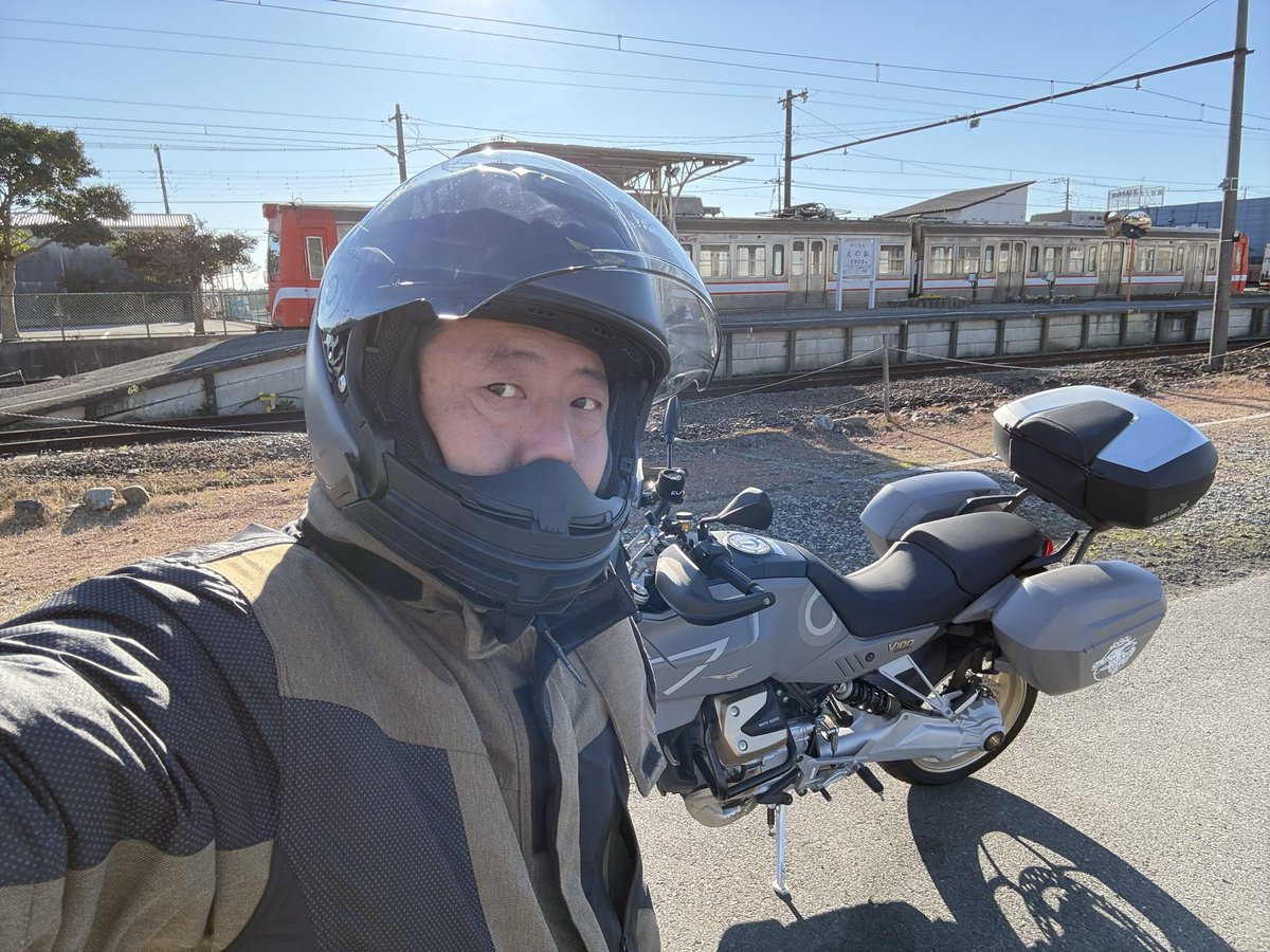 ビーストモードでちょーロングツーリング🏍️ワイくらいのバイクキチガイになると、1日30キロなんてお散歩✌️余裕のよっちゃんよ🤭んなわけでヘトヘトになって6台目完了🏍️世界限定1913台、日本導入28台。3年経ってもまだ売れ残っているらしい
#motoguzzi
#v100mandello
#aviazionenavale
#岳南電車
