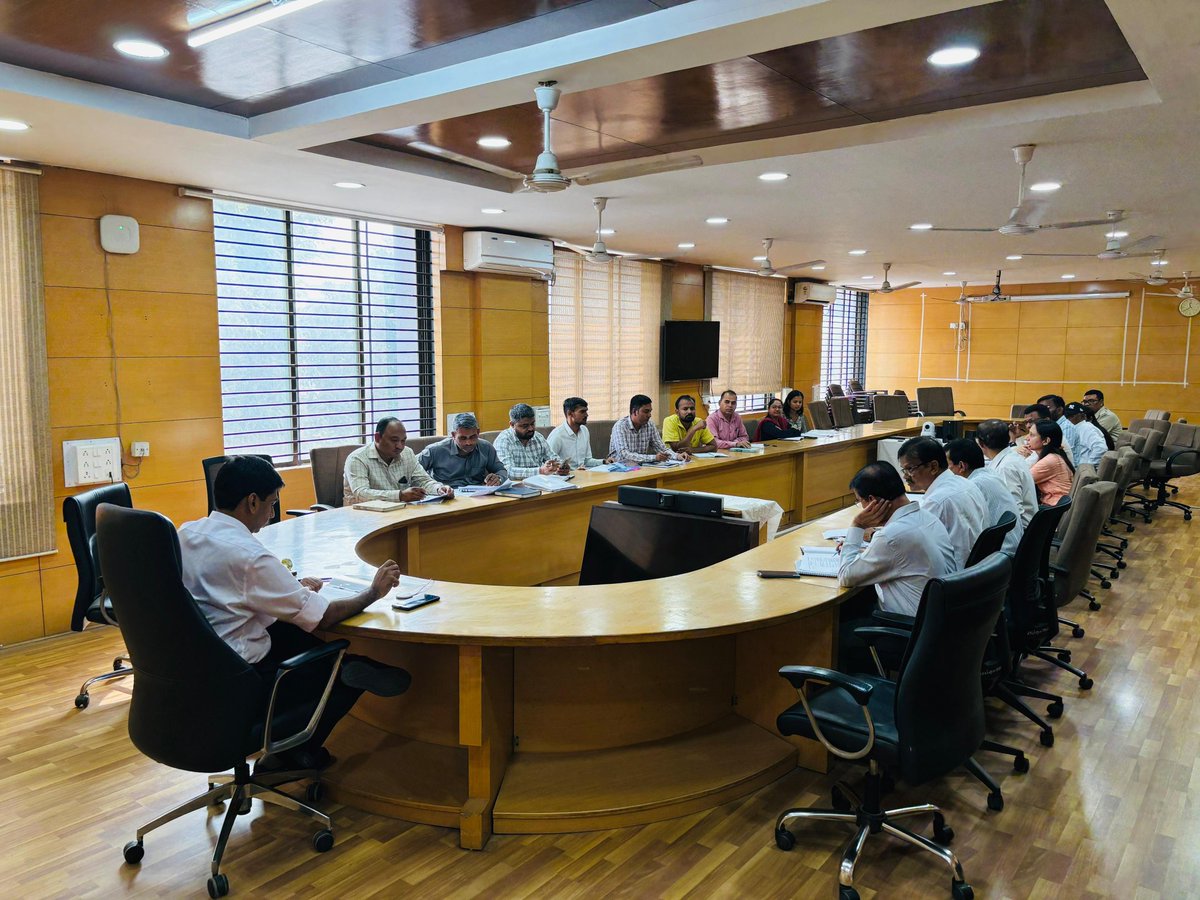 તા.૧૧ થી ૧૨ ડિસેમ્બર ૨૦૨૫ના રોજ વલસાડ જિલ્લાના કપરાડા તાલુકાના માલઘર, વિરક્ષેત્ર,વડોલી, આસલોણા, પીપલસેત, ગીરનાર, ચાવશાળા જેવા આંતરિયાળ અને છેવડાના ગામોની મુલાકાત દરમિયાન ગ્રામજનો દ્રારા કરવામાં આવેલ રજુઆતો અન્‍વ્યે આજ રોજ સંબંધિત અધિકારીશ્રીઓ સાથે બેઠક યોજી વિગતવાર ચર્ચા કરી