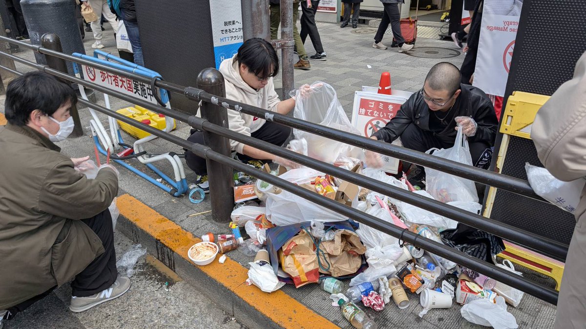 【お礼】
緊急の清掃開始30分前だったにも関わらず、多くの方にリポストやいいねなどで瞬時に拡散頂き、案内所に座りうつむいてたのですが顔を上げたら、目の前には4名もの勇者が集まってました。