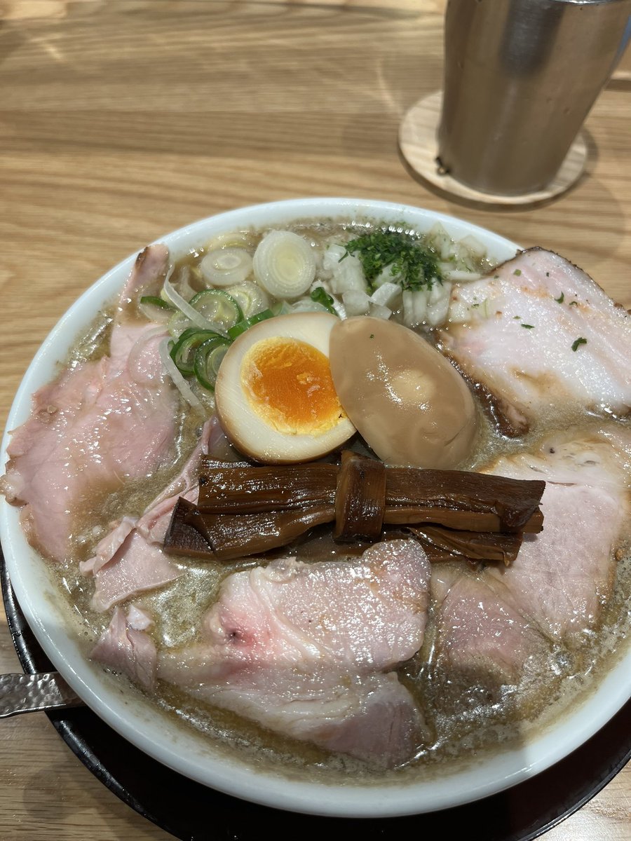 tkused's tweet photo. 津軽煮干ひらこ屋@東京駅東京ラーメンストリート
特こいにぼ
新幹線乗る前のラーメン
まさに津軽煮干と言えばのビジュアルです
このしょっぱめな煮干スープと縮れ麺、豪華なチャーシュー、そして独特のメンマ、今回メンマが特に美味しかったです��
ねぎだくにするのを忘れてしまい後悔😭 https://t.co/6T9yKJtgVS