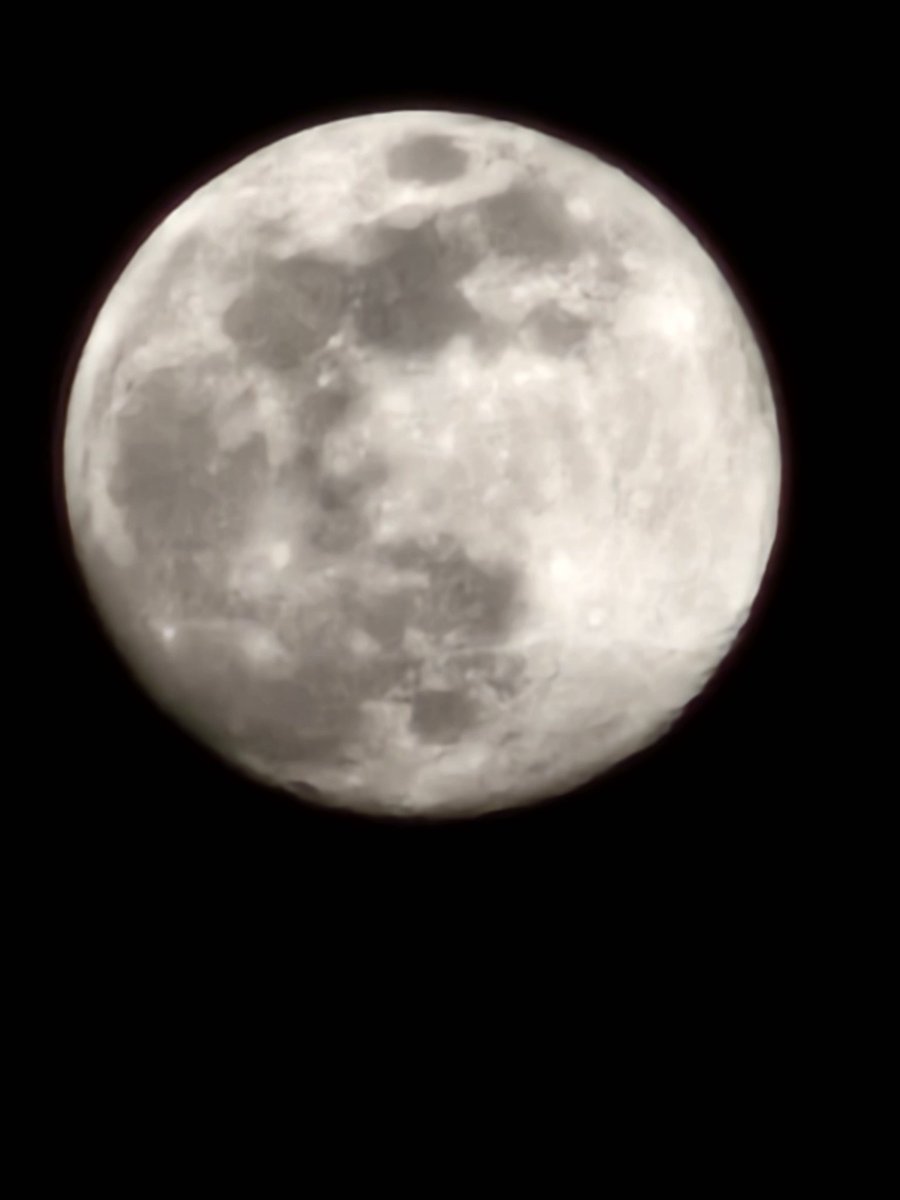 <a href="/emachannico/">恵麻。</a> 月の光が〜綺麗すぎでしたわな〜(*´∀｀*)太陽かなって思うほどにね〜あと月も彩度落として携帯で撮ってきたよ〜