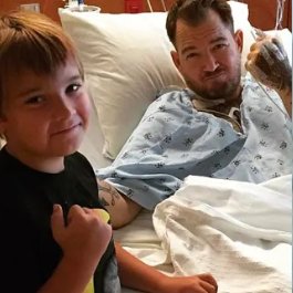 🇺🇸🙌🏻 IL A UTILISÉ SON MEME VIRAL POUR RÉCOLTER 95 000 $ ET SAUVER SON PÈRE D'UNE INSUFFISANCE RÉNALE.

Le Success Kid est ce bébé au poing serré devenu un meme iconique en 2007 : une photo de Sam Griner, âgé de 11 mois, prise sur une plage, avec une expression déterminée.

Le