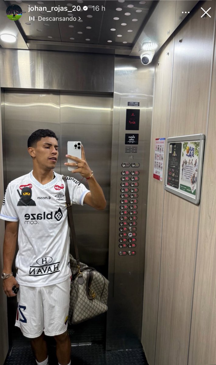 SantosOpressivo's tweet photo. Enquanto isso o Johan Rojas, novo meia do Vasco... https://t.co/oHnkuxluyu