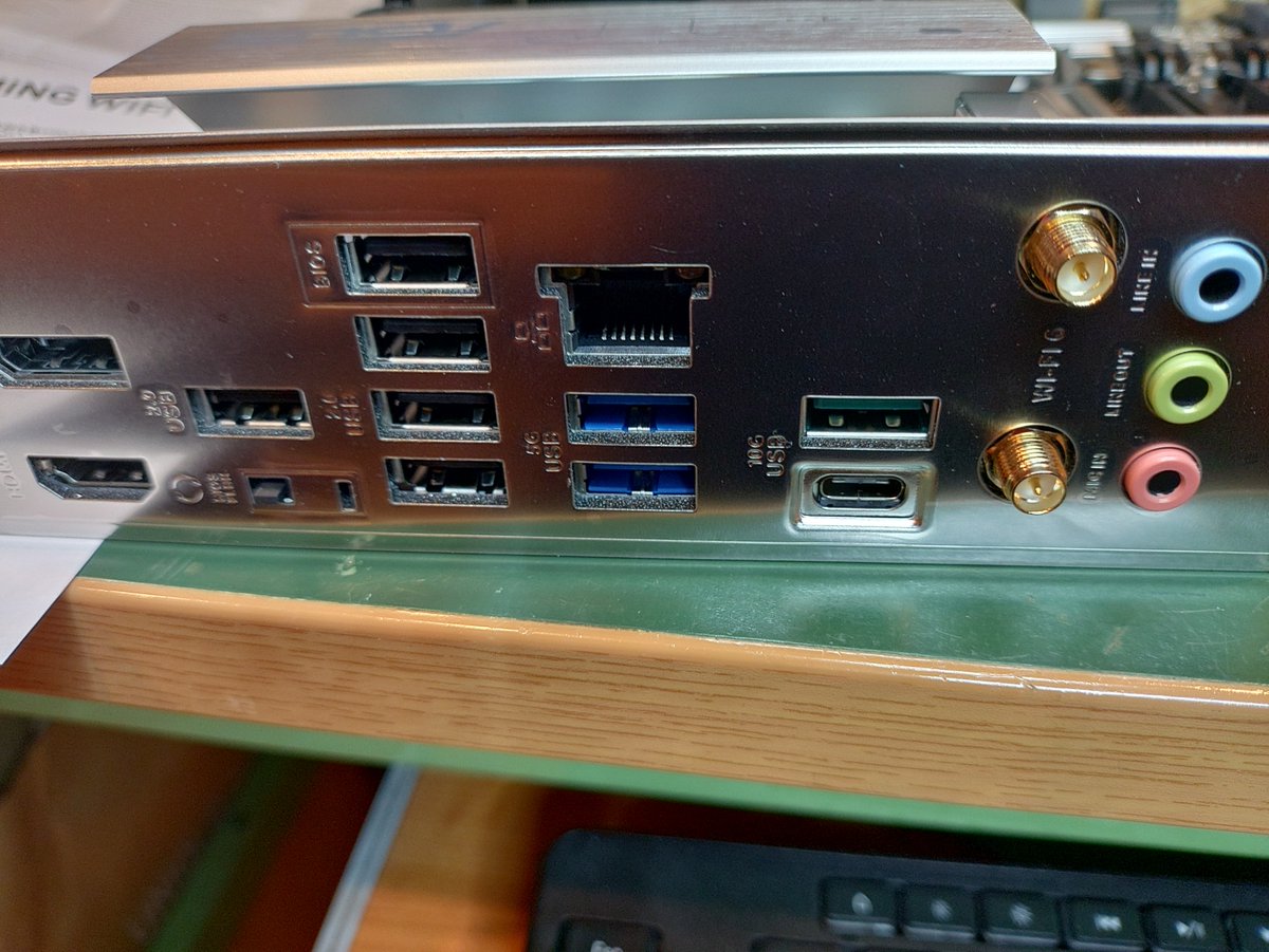 Wifi内蔵タイプを初めて買ったが、SMAのアンテナコネクタが2つある