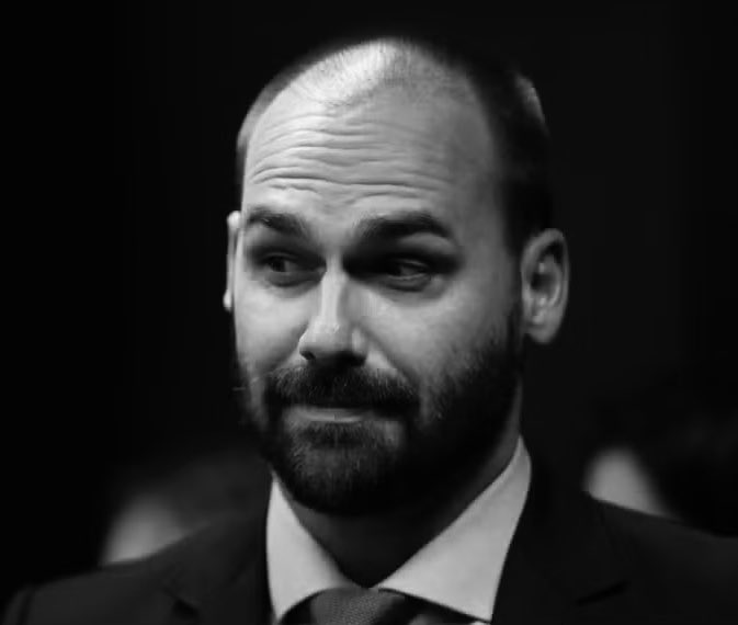 🚨URGENTE! Polícia Federal ACABA de DETERMINAR que o FORAGIDO Eduardo Bolsonaro VOLTE ao cargo de escrivão! 

Mas sabem o que vai ocorrer? O golpista vai PERDER O EMPREGO por FALTAS! 😂👀