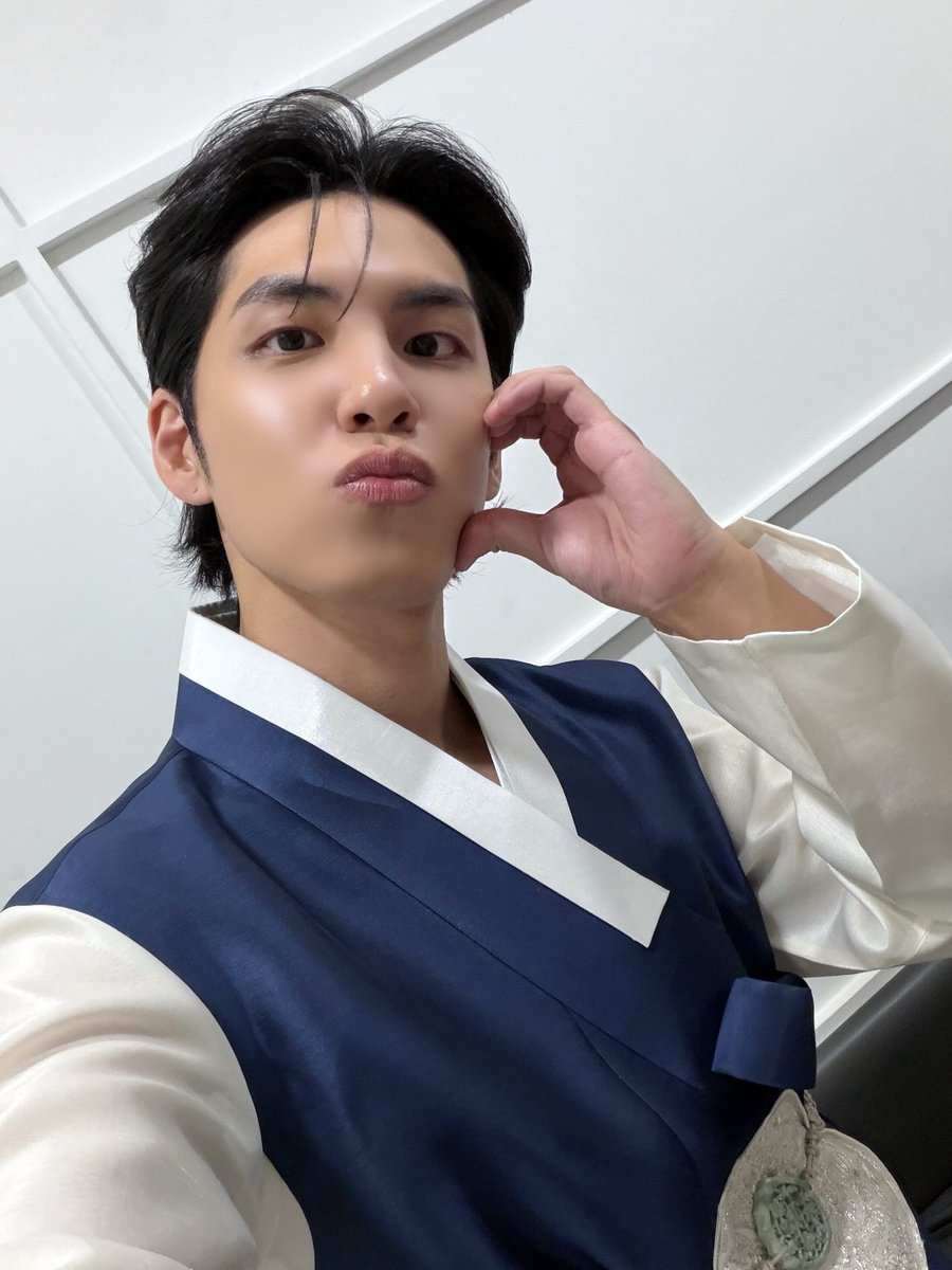 day6official's tweet image. [ #DAY6_BEHIND ]

원: 기회복
필: 요회복

원필이와 함께한 더 시즌즈 .͙·☽
My Day〰  새해 복 많이 받아요 💫

#DAY6 #데이식스
#원필 #WONPIL
#KBS2 #더시즌즈 #The_Seasons